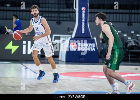 Istanbul, Turquie. 06 octobre 2024. Dogus Ozdemiroglu (18 ans) de Anadolu Efes et Ege Ozcelik (23 ans) de Yalovaspor Basketbol en action pendant la première semaine de la Turkiye Sigorta Basketball Super League entre Anadolu Efes et Yalovaspor Basketbol au Basketball Development Center. Score final : Anadolu Efes 100:59 Yalovaspor Basketbol. (Photo par Onur Dogman/SOPA images/SIPA USA) crédit : SIPA USA/Alamy Live News Banque D'Images