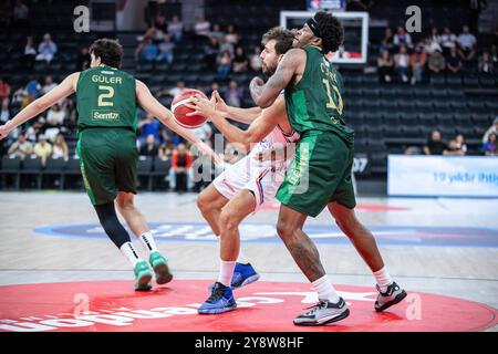 Istanbul, Turquie. 06 octobre 2024. Dogus Ozdemiroglu (R2) de Anadolu Efes et Wesley Levert Clark (10) de Yalovaspor Basketbol en action pendant la première semaine de la Turkiye Sigorta Basketball Super League entre Anadolu Efes et Yalovaspor Basketbol au Centre de développement de Basketball. Score final : Anadolu Efes 100:59 Yalovaspor Basketbol. (Photo par Onur Dogman/SOPA images/SIPA USA) crédit : SIPA USA/Alamy Live News Banque D'Images