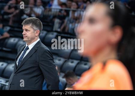 Istanbul, Turquie. 06 octobre 2024. L'entraîneur-chef d'Anadolu Efes Tomislav Mijatovic vu lors de la première semaine de la Turkiye Sigorta Basketball Super League entre Anadolu Efes et Yalovaspor Basketbol au Basketball Development Center. Score final : Anadolu Efes 100:59 Yalovaspor Basketbol. (Photo par Onur Dogman/SOPA images/SIPA USA) crédit : SIPA USA/Alamy Live News Banque D'Images