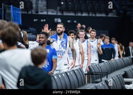 Istanbul, Turquie. 06 octobre 2024. Joueurs d'Anadolu Efes vus pendant la première semaine de la Turkiye Sigorta Basketball Super League entre Anadolu Efes et Yalovaspor Basketbol au Basketball Development Center. Score final : Anadolu Efes 100:59 Yalovaspor Basketbol. (Photo par Onur Dogman/SOPA images/SIPA USA) crédit : SIPA USA/Alamy Live News Banque D'Images