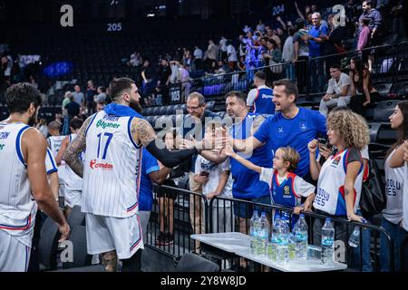 Istanbul, Turquie. 06 octobre 2024. Les joueurs d’Anadolu Efes célèbrent leur victoire lors de la première semaine de la Super League de basket-ball Turkiye Sigorta entre Anadolu Efes et Yalovaspor Basketbol au Centre de développement de basket-ball. Score final : Anadolu Efes 100:59 Yalovaspor Basketbol. (Photo par Onur Dogman/SOPA images/SIPA USA) crédit : SIPA USA/Alamy Live News Banque D'Images