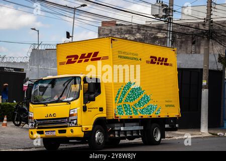 Sao Paulo, Brésil, 20 décembre 2023. Camion de livraison électrique de la compagnie de transport DHL dans les rues de la ville de Sao Paulo. DHL est une division de GE Banque D'Images