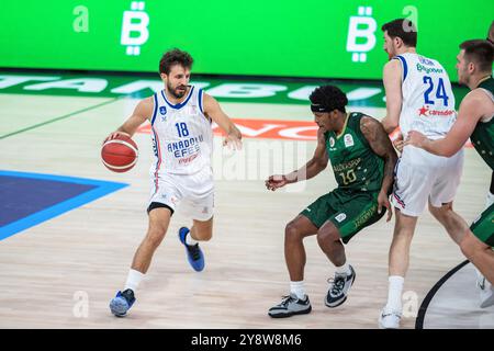 Istanbul, Turquie. 06 octobre 2024. Dogus Ozdemiroglu (18 ans) d'Anadolu Efes et Wesley Levert Clark (10 ans) de Yalovaspor Basketbol en action pendant la première semaine de la Turkiye Sigorta Basketball Super League entre Anadolu Efes et Yalovaspor Basketbol au Basketball Development Center. Score final : Anadolu Efes 100:59 Yalovaspor Basketbol. (Photo par Onur Dogman/SOPA images/SIPA USA) crédit : SIPA USA/Alamy Live News Banque D'Images