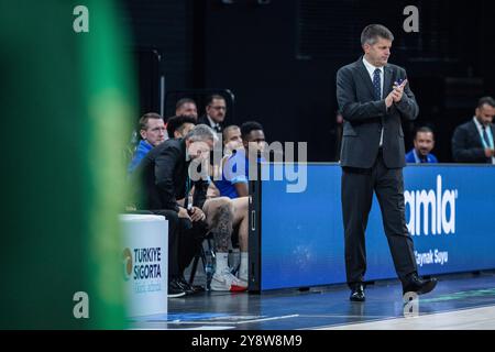 Istanbul, Turquie. 06 octobre 2024. L'entraîneur-chef d'Anadolu Efes Tomislav Mijatovic vu lors de la première semaine de la Turkiye Sigorta Basketball Super League entre Anadolu Efes et Yalovaspor Basketbol au Basketball Development Center. Score final : Anadolu Efes 100:59 Yalovaspor Basketbol. (Photo par Onur Dogman/SOPA images/SIPA USA) crédit : SIPA USA/Alamy Live News Banque D'Images