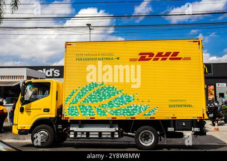 Sao Paulo, Brésil, 20 décembre 2023. Camion de livraison électrique de la compagnie de transport DHL dans les rues de la ville de Sao Paulo. DHL est une division de GE Banque D'Images