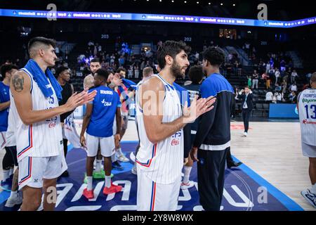 Istanbul, Turquie. 06 octobre 2024. Les joueurs d’Anadolu Efes célèbrent leur victoire lors de la première semaine de la Super League de basket-ball Turkiye Sigorta entre Anadolu Efes et Yalovaspor Basketbol au Centre de développement de basket-ball. Score final : Anadolu Efes 100:59 Yalovaspor Basketbol. Crédit : SOPA images Limited/Alamy Live News Banque D'Images