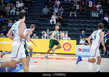 Istanbul, Turquie. 06 octobre 2024. Travis Claython Mcconico (au centre), joueur de Basketbol de Yalovaspor, en action pendant la première semaine de la Super Ligue de basket-ball Turkiye Sigorta entre Anadolu Efes et Yalovaspor Basketbol au Centre de développement de Basketball. Score final : Anadolu Efes 100:59 Yalovaspor Basketbol. Crédit : SOPA images Limited/Alamy Live News Banque D'Images