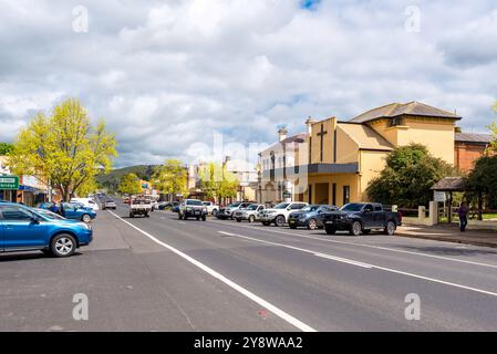 La rue principale (Adelaide Street) de Blayney dans le centre-ouest de la Nouvelle-Galles du Sud, Australie qui fait partie de la Mid Western Highway en Nouvelle-Galles du Sud Banque D'Images