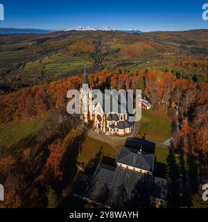 Levoca, Slovaquie - vue aérienne de la Basilique de la Visitation de la Bienheureuse Vierge Marie par un jour d'automne ensoleillé avec un feuillage d'automne coloré par le Haut Banque D'Images
