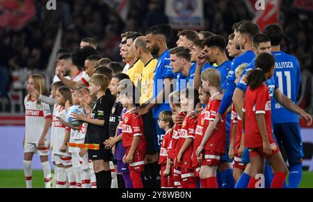 Stuttgart, Allemagne. 06 octobre 2024. vor Spielbeginn : Teams Mannschaften mit Einlaufkindern VfB Stuttgart vs TSG 1899 Hoffenheim 06.10.2024 LA RÉGLEMENTATION DFL INTERDIT TOUTE UTILISATION DE PHOTOGRAPHIES COMME SÉQUENCES D'IMAGES ET/OU QUASI-VIDÉO/dpa/Alamy Live News Banque D'Images