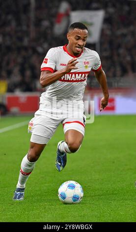 Stuttgart, Allemagne. 06 octobre 2024. Jamie Leweling VfB Stuttgart (18) Aktion am Ball VfB Stuttgart vs TSG 1899 Hoffenheim 06.10.2024 LA RÉGLEMENTATION DFL INTERDIT TOUTE UTILISATION DE PHOTOGRAPHIES COMME SÉQUENCES D'IMAGES ET/OU QUASI-VIDÉO/dpa/Alamy Live News Banque D'Images