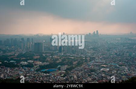 Panorama aérien vue sur le coucher du soleil de Séoul, Corée depuis la montagne Namsam par une journée de nuit Banque D'Images