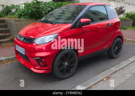 Bordeaux, France - 10 03 2024 : texte de la marque aixam micro rouge petite voiture et logo du petit véhicule français sans permis de conduire Banque D'Images