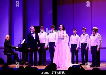 Toralf Hildebrandt, Heiko Reissig, Nicole Rhoslynn und Die Rheinischen Sängerknaben BEI der Gala der Europäischen Kulturwerkstatt EKW Ein lied geht um die Welt und der Verleihung des Prinz von Preußen Preises 2024 an Armin Mueller-Stahl im Konzerthaus am Gendarmenmarkt. Berlin, 06.10.2024 *** Toralf Hildebrandt, Heiko Reissig, Nicole Rhoslynn et Die Rheinischen Sängerknaben lors du gala de l'Atelier culturel européen EKW Ein Lied geht um die Welt et de la remise du Prix Prince de Prusse 2024 à Armin Mueller Stahl au Konzerthaus am Gendarmenmarkt Berlin, 06 10 2024 Foto:XM.xWehne Banque D'Images