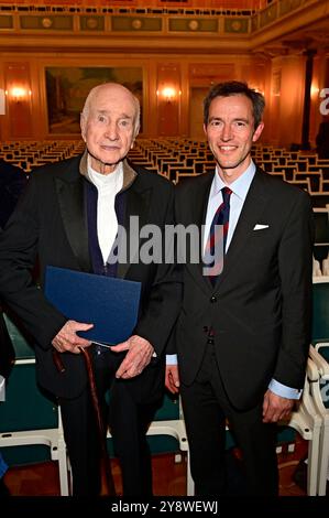 Armin Mueller-Stahl und Philip Kiril Prinz von Preußen BEI der Gala der Europäischen Kulturwerkstatt EKW Ein lied geht um die Welt und der Verleihung des Prinz von Preußen Preises 2024 an Armin Mueller-Stahl im Konzerthaus am Gendarmenmarkt. Berlin, 06.10.2024 *** Armin Mueller Stahl et Philip Kiril Prince de Prusse au gala de l'Atelier culturel européen EKW Ein Lied geht um die Welt et à la remise du Prix Prince de Prusse 2024 à Armin Mueller Stahl au Konzerthaus am Gendarmenmarkt Berlin, 06 10 2024 Foto:XM.xWehnertx/xFuturexImagex gala konzerthaus 4139 Banque D'Images