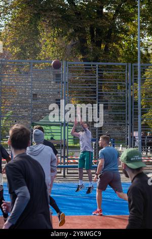 Lviv, Ukraine - 14 octobre 2022 : match de basket-ball en plein air dans un cadre urbain Banque D'Images