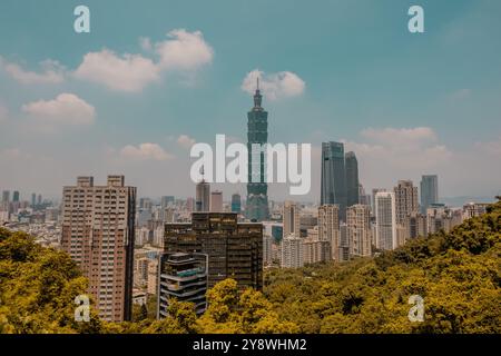 Vue panoramique aérienne de Taipei, horizon de Taiwan avec Taipei 101 depuis Xiangshan (montagne de l'éléphant) Banque D'Images