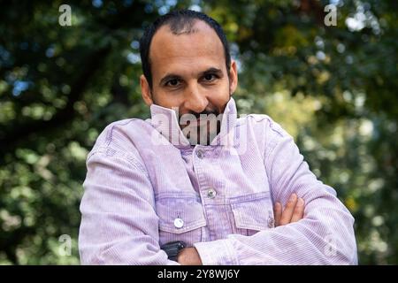 Stockholm, Suède. 25 septembre 2024. Le réalisateur suédo-iranien Ali Abbasi, photographié à Stockholm, en Suède, le 25 septembre 2024. Le film controversé d'Ali Abbasi "The Apprentice" sur l'ascension de Donald Trump au sommet de l'immobilier à New York dans les années 1970 et 1980 sera présenté en première aux États-Unis en octobre. Photo : Jakob Åkersten Brodén/TT/Code 12180 crédit : TT News Agency/Alamy Live News Banque D'Images