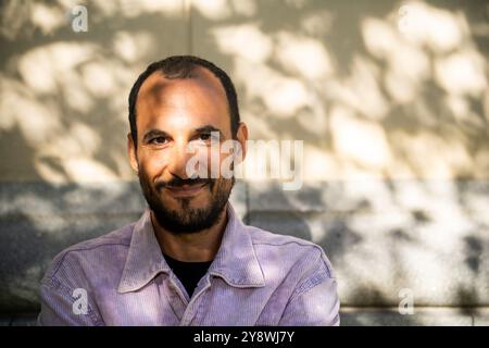 Stockholm, Suède. 25 septembre 2024. Le réalisateur suédo-iranien Ali Abbasi, photographié à Stockholm, en Suède, le 25 septembre 2024. Le film controversé d'Ali Abbasi "The Apprentice" sur l'ascension de Donald Trump au sommet de l'immobilier à New York dans les années 1970 et 1980 sera présenté en première aux États-Unis en octobre. Photo : Jakob Åkersten Brodén/TT/Code 12180 crédit : TT News Agency/Alamy Live News Banque D'Images