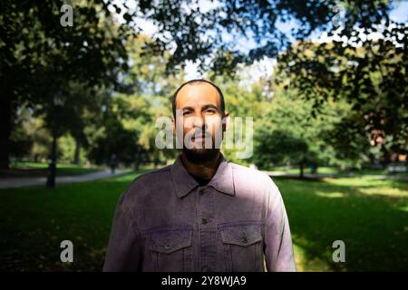 Stockholm, Suède. 25 septembre 2024. Le réalisateur suédo-iranien Ali Abbasi, photographié à Stockholm, en Suède, le 25 septembre 2024. Le film controversé d'Ali Abbasi "The Apprentice" sur l'ascension de Donald Trump au sommet de l'immobilier à New York dans les années 1970 et 1980 sera présenté en première aux États-Unis en octobre. Photo : Jakob Åkersten Brodén/TT/Code 12180 crédit : TT News Agency/Alamy Live News Banque D'Images