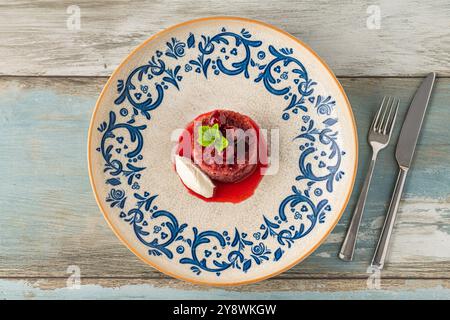 Pain aux cerises kadayif (ekmek kadayifi) avec crème caillée de buffle sur une table en bois Banque D'Images
