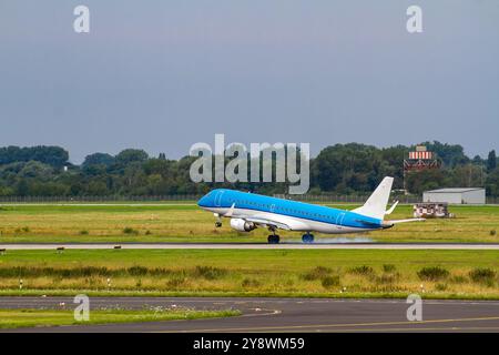 Blue Airplane atterrissant sur la piste verte Banque D'Images