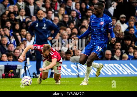 LONDRES, ANGLETERRE - 6 OCTOBRE : James Ward-Prowse du Nottingham Forest FC et Nicolas Jackson du Chelsea FC luttent pour la possession lors du match de premier League entre le Chelsea FC et le Nottingham Forest FC à Stamford Bridge le 6 octobre 2024 à Londres, Angleterre. (Photo de Rene Nijhuis/MB médias) Banque D'Images