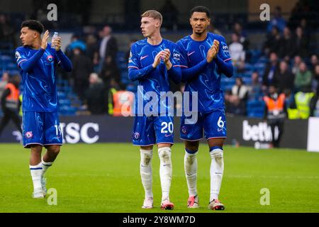 LONDRES, ANGLETERRE - 6 OCTOBRE : Jadon Sancho du Chelsea FC, Cole Palmer du Chelsea FC et Levi Colwill du Chelsea FC applaudissent pour remercier leurs supporters lors du match de premier League entre le Chelsea FC et le Nottingham Forest FC à Stamford Bridge le 6 octobre 2024 à Londres, Angleterre. (Photo de Rene Nijhuis/MB médias) Banque D'Images