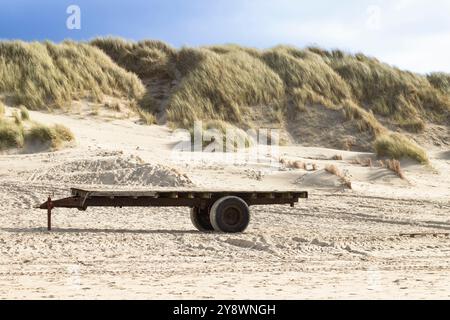 Remorque abandonnée sur la plage de l'île néerlandaise de Texel. Banque D'Images