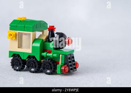 Constructeur de train LEGO à partir de mini briques et détails. Artisanat pour enfants. Jouet de jeu. Brique constructeur pour enfants. Ukraine, Kiev - 17 janvier 2024 Banque D'Images