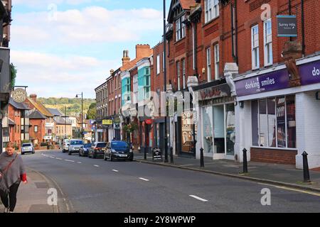 South Side of the High Street, Dorking, une ville de marché prospère dans le Surrey, Royaume-Uni. Vue est montrant Box Hill et les North Downs au-delà. Banque D'Images