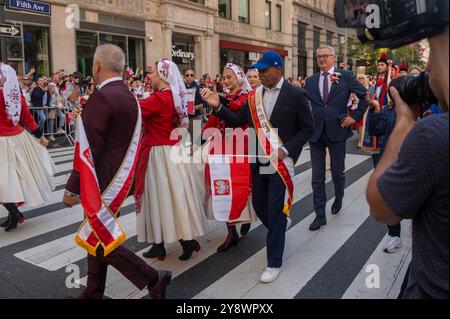 New York, États-Unis. 06 octobre 2024. Eric Adams, maire de New York, participe à une danse folklorique polonaise traditionnelle lors du Pulaski Day Parade sur la Cinquième Avenue à New York. Crédit : SOPA images Limited/Alamy Live News Banque D'Images