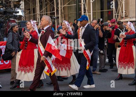 New York, États-Unis. 06 octobre 2024. Eric Adams, maire de New York, participe à une danse folklorique polonaise traditionnelle lors du Pulaski Day Parade sur la Cinquième Avenue à New York. (Photo de Ron Adar/SOPA images/SIPA USA) crédit : SIPA USA/Alamy Live News Banque D'Images