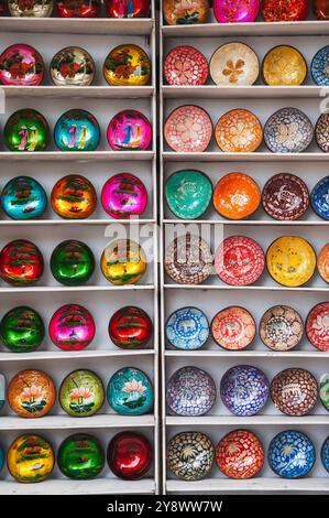 Assiettes de noix de coco décorées dans une boutique de souvenirs à Hoi an au Vietnam en Asie Banque D'Images