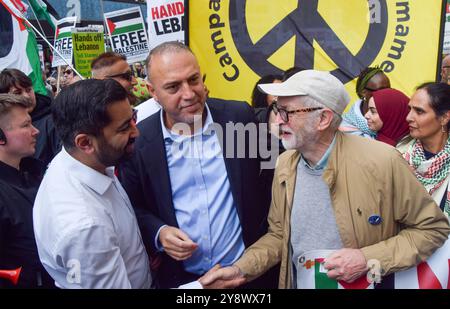 Londres, Royaume-Uni. 5 octobre 2024. L’ancien premier ministre d’Écosse Humza Yousaf, l’ambassadeur palestinien au Royaume-Uni Husam Zomlot et Jeremy Corbyn participent à une marche de milliers de personnes dans le centre de Londres en solidarité avec la Palestine et le Liban pour marquer le premier anniversaire de la guerre entre Israël et le Hamas, qui a commencé lorsque le Hamas a tué et enlevé des Israéliens au festival de musique Nova le 7 octobre 2023. Crédit : Vuk Valcic/Alamy Live News Banque D'Images