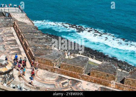 San Juan, Porto Rico - 20 avril 2017 : les touristes explorent l'historique Castillo San Cristobal surplombant l'océan. Banque D'Images