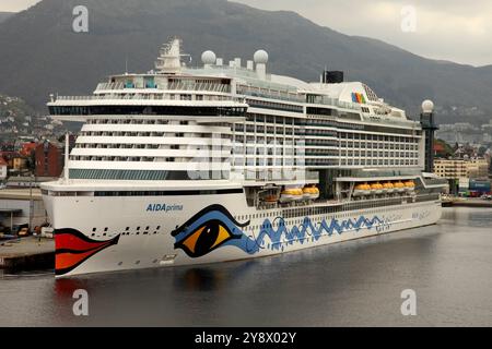 Le navire de croisière 'AIDAprima' de 125 000 tonnes et 3 300 passagers amarré à Bergen, en Norvège. Banque D'Images