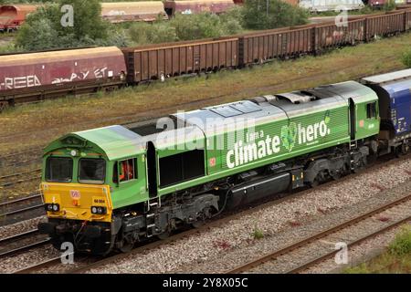 La classe 66 loco 66004, alimentée à l'huile végétale hydrogénée, transporte le 4H62 Immingham jusqu'au service biomasse de la centrale électrique de Drax via Scunthorpe le 14/6/24. Banque D'Images
