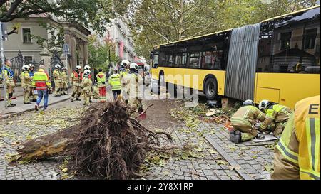 Dresde, Allemagne. 07 octobre 2024. Les services d'urgence travaillent sur les lieux d'un accident à Bautzener Straße après la collision d'un autobus avec une camionnette. De nombreux passagers auraient été blessés. Crédit : -/SPM Gruppe/dpa/Alamy Live News Banque D'Images