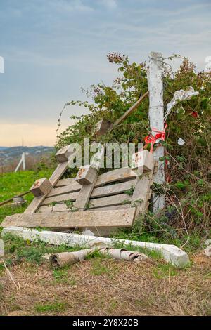 Palettes cassées en bois dans le jardin local par jour nuageux chaud. Banque D'Images