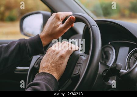 Rage au volant, gros plan des mains de conducteur agacé en colère qui klaxonnent sur le klaxon du véhicule dans la circulation, mise au point sélective Banque D'Images