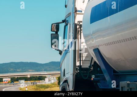 Camionnage et transport de marchandises image de fond, grand camion-citerne sur la route en été, mise au point sélective Banque D'Images