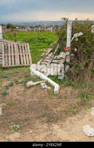 Palettes cassées en bois dans le jardin local par jour nuageux chaud. Banque D'Images