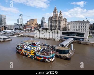 Les passagers embarquent sur le ferry Mersey devant le Liver Building Liverpool, en Angleterre Banque D'Images