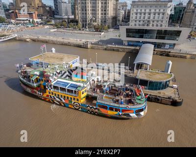 Le ferry Mersey accostait à la tête de la jetée, Liverpool, Angleterre Banque D'Images