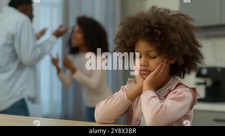 Afro-américain en colère fou parents folles mère et père se querellant criant argumenter conflit querelle problème mental à la maison rupture de la cuisine divorce Banque D'Images