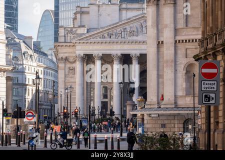 Piétons et cyclistes devant le Royal Exchange à la jonction de Bank et Cornhill dans la City de Londres, le quartier financier historique de la capitale (alias « The Square Mile »), le 4 octobre 2024, à Londres, en Angleterre. Banque D'Images