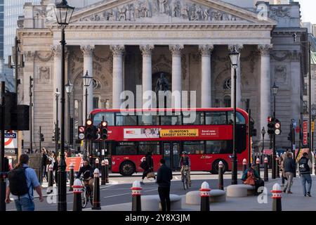 Piétons et cyclistes devant le Royal Exchange à la jonction de Bank et Cornhill dans la City de Londres, le quartier financier historique de la capitale (alias « The Square Mile »), le 4 octobre 2024, à Londres, en Angleterre. Banque D'Images