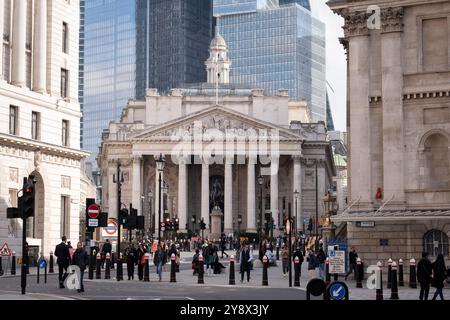 Piétons et cyclistes devant le Royal Exchange à la jonction de Bank et Cornhill dans la City de Londres, le quartier financier historique de la capitale (alias « The Square Mile »), le 4 octobre 2024, à Londres, en Angleterre. Banque D'Images