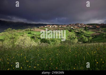 Village de Pitoes das Junias au lever du soleil, parc national de Peneda-Geres, Portugal. Banque D'Images